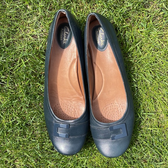 Women's Artisan Clark's flats Sz12M Navy - Picture 2 of 11